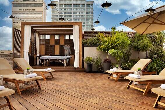 הגג של מלון דה ורה התל אביבי // צילום: אסף פינצ'וק